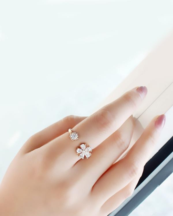 Trong số này, các chuyên gia luận giải đặc điểm tính cách của từng người thông qua việc quan sát hình dáng ngón trỏ. 