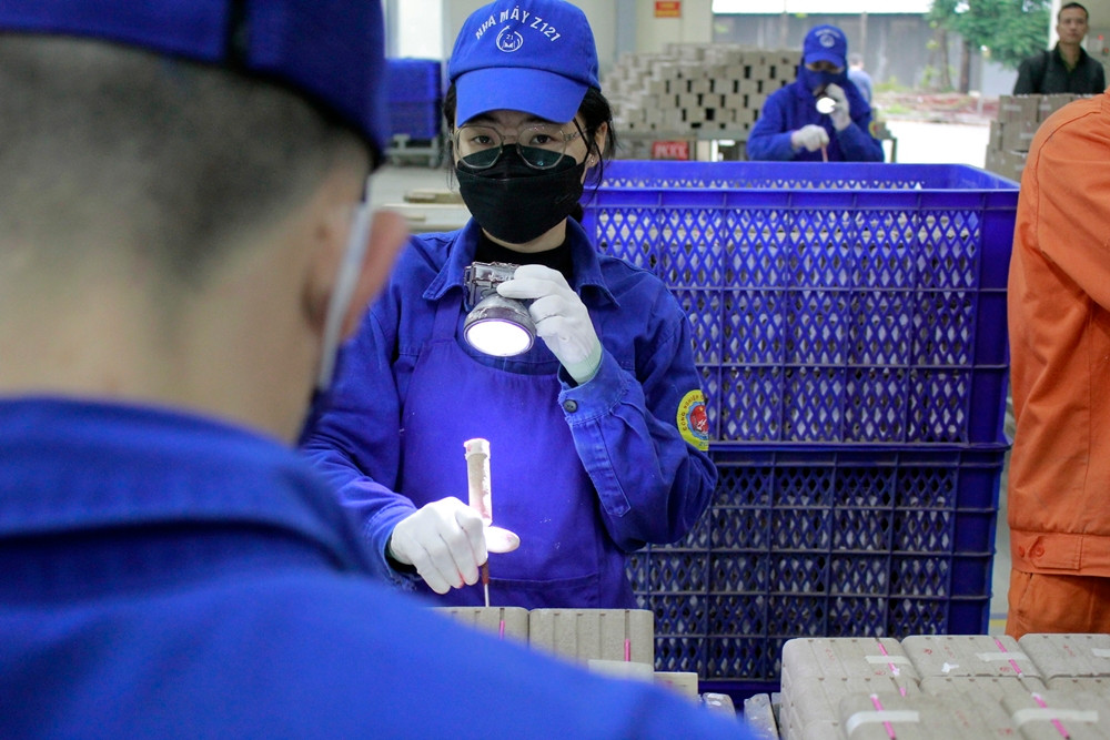 Mỗi giàn pháo phun viên có 25 hoặc 36 ống. Giàn được kiểm tra, đóng dấu định danh, sau đó chuyển đi phân xưởng khác. Việc kiểm tra được công nhân thực hiện kỹ lưỡng 100% ống các giàn pháo hoa để phát hiện giàn nào bị dập vỡ ngòi, hoặc keo lọt lỗ…, tránh ảnh hưởng đến chất lượng sản phẩm.