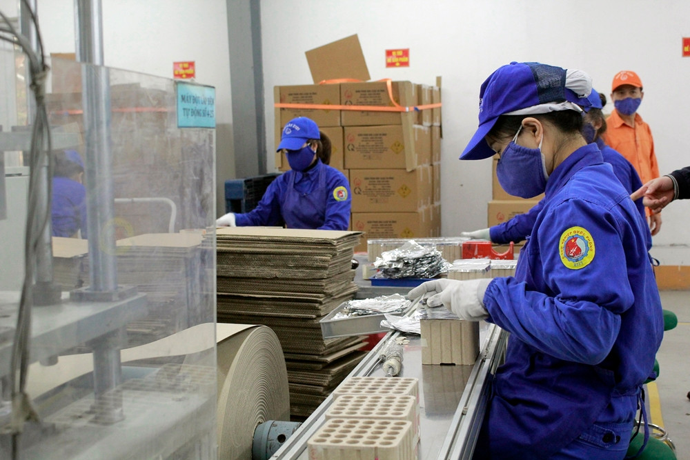 Đại tá Trần Anh Mạnh - Phó giám đốc Nhà máy Z121 cho biết, đơn vị đã tập trung nâng cao năng lực sản xuất, đầu tư thêm thiết bị, máy móc, mở rộng nhà xưởng sản xuất để nâng cao chất lượng sản xuất, đáp ứng về số lượng và chủng loại pháo hoa tốt hơn. Bên cạnh đó, nhà máy cũng cải tiến để ổn định, nâng cao chất lượng sản phẩm.