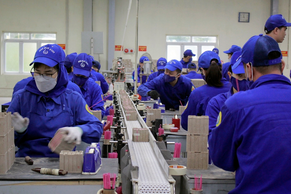 Những ngày cận Tết Nguyên đán Giáp Thìn 2024, không khí làm việc của những người lính thợ bên trong các phân xưởng Công ty TNHH MTV Hóa chất 21 (Nhà máy Z121) thuộc Tổng cục Công nghiệp Quốc phòng (Bộ Quốc phòng) vẫn tất bật, khẩn trương.