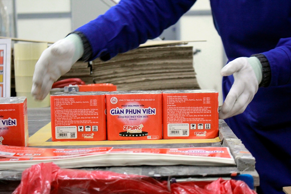 Để phân biệt được sản phẩm pháo hoa thật/giả, người dân sử dụng điện thoại thông minh có ứng dụng quét mã QR để tra cứu thông tin sản phẩm, hạn sử dụng, thời gian sản xuất. Người dân cũng có thể quan sát bằng mắt thường để phân biệt hàng thật/giả, như bao bì không sắc nét, chữ in không được rõ ràng.