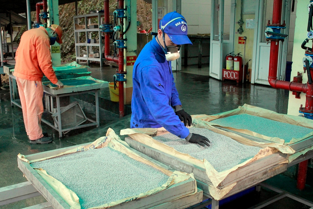 Đây là công đoạn tạo viên màu. Công nhân cẩn thận, tỉ mỉ trong từng lớp thuốc tạo màu. Bằng những công nghệ tạo hiệu ứng khác nhau sẽ cho sản phẩm pháo hoa theo nhu cầu.