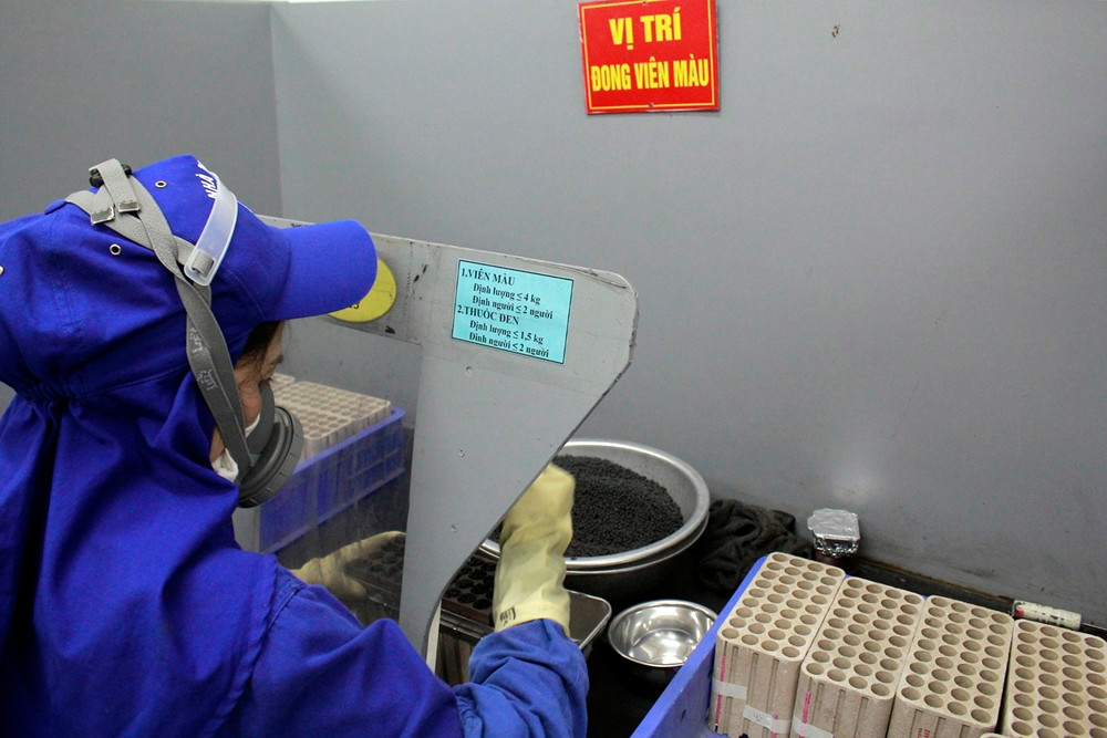 Các viên màu nếu đạt chất lượng sẽ được chuyển sang khu vực tổng lắp. Viên màu được công nhân đong vào các ống pháo theo tỷ lệ, nhằm đảm bảo lượng thuốc, viên màu đồng đều giữa các ống pháo.