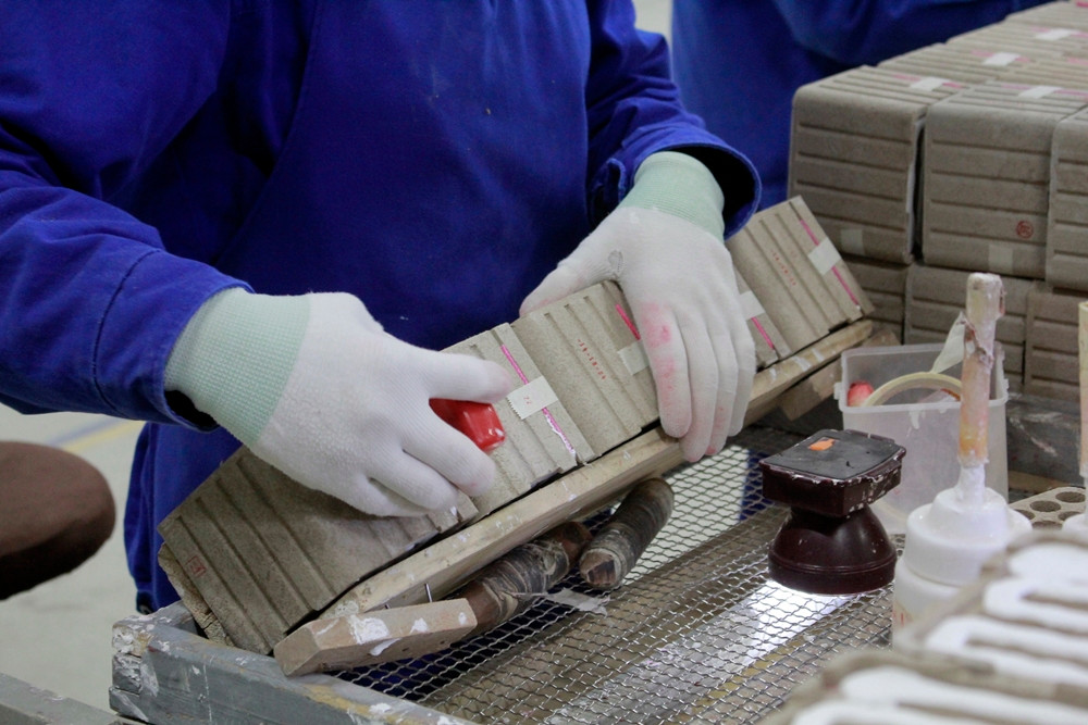 Người lính thợ Nhà máy Z121 tỉ mỉ từng công đoạn hoàn thiện sản phẩm pháo hoa.