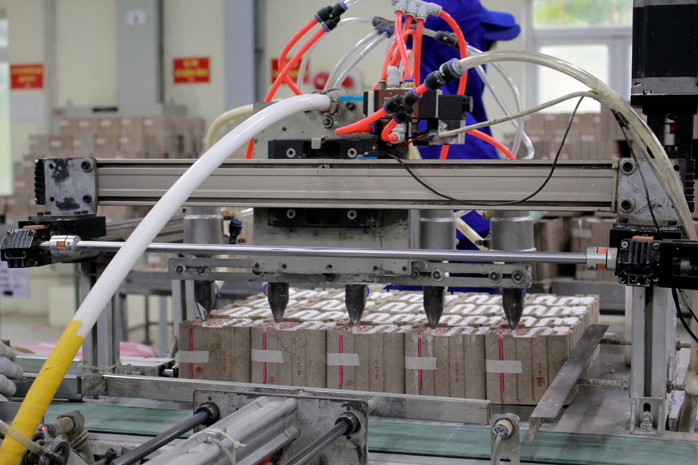 Đây là công đoạn đổ keo lên đế để cố định và chống ẩm phần ngòi dẫn cháy cho từng giàn pháo. Để tạo ra sản phẩm pháo hoa tuyệt đẹp, đằng sau đó là cả một sự kỳ công chế tạo nhiều phần khác nhau.