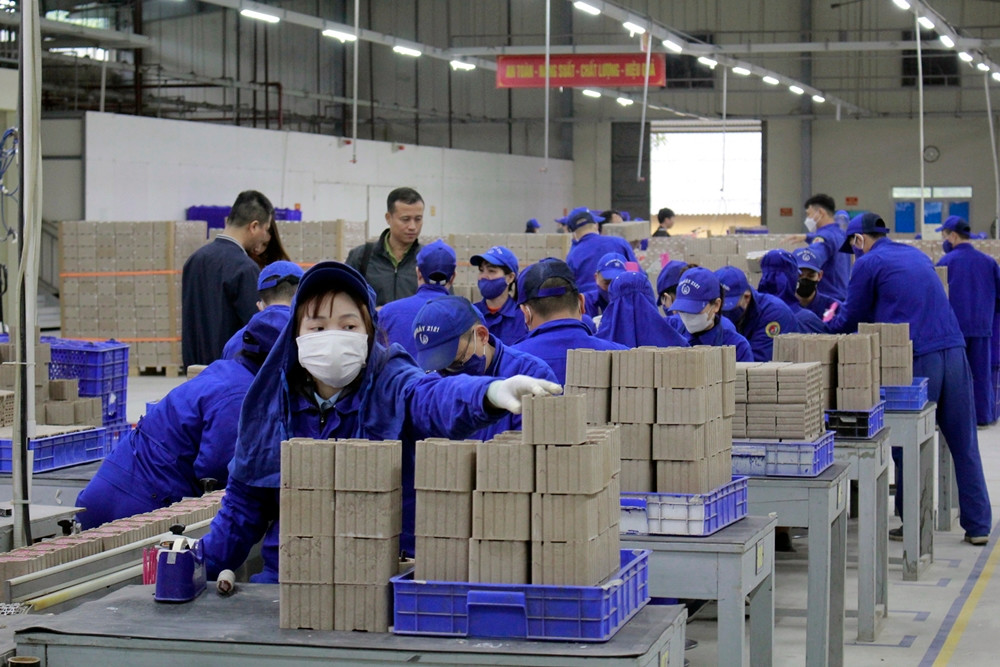 Sôi nổi khí thế thi đua lao động sản xuất pháo hoa bên trong các phân xưởng Nhà máy Z121, để phục vụ nhân dân trên mọi miền Tổ quốc.