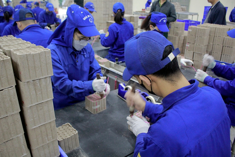 Dịp Tết năm nay, Nhà máy Z121 đã sản xuất trên 6 triệu sản phẩm pháo hoa, gấp đôi sản lượng năm 2022 để phục vụ nhu cầu thị yếu người dân. Trong đó, nhà máy đã nghiên cứu và cho ra mắt 3 loại sản phẩm pháo hoa mới, gồm: Giàn phun viên đặc biệt 2023, giàn phun hoa 2023 và giàn nhấp nháy 2023.