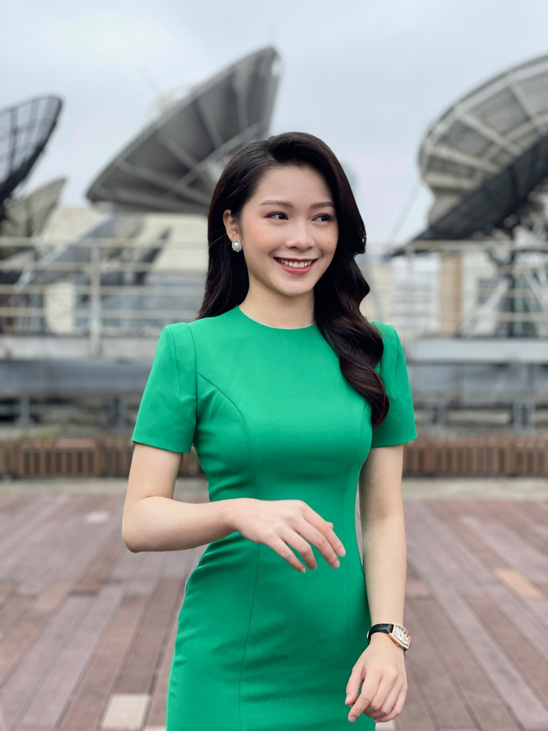 Khi lên hình, MC Hạnh Quyên chọn những bộ đồ chỉn chu, mang hơi hướng trẻ trung, cá tính. Nữ MC luôn được khen ngợi vì vẻ ngoài "xinh như hoa hậu".