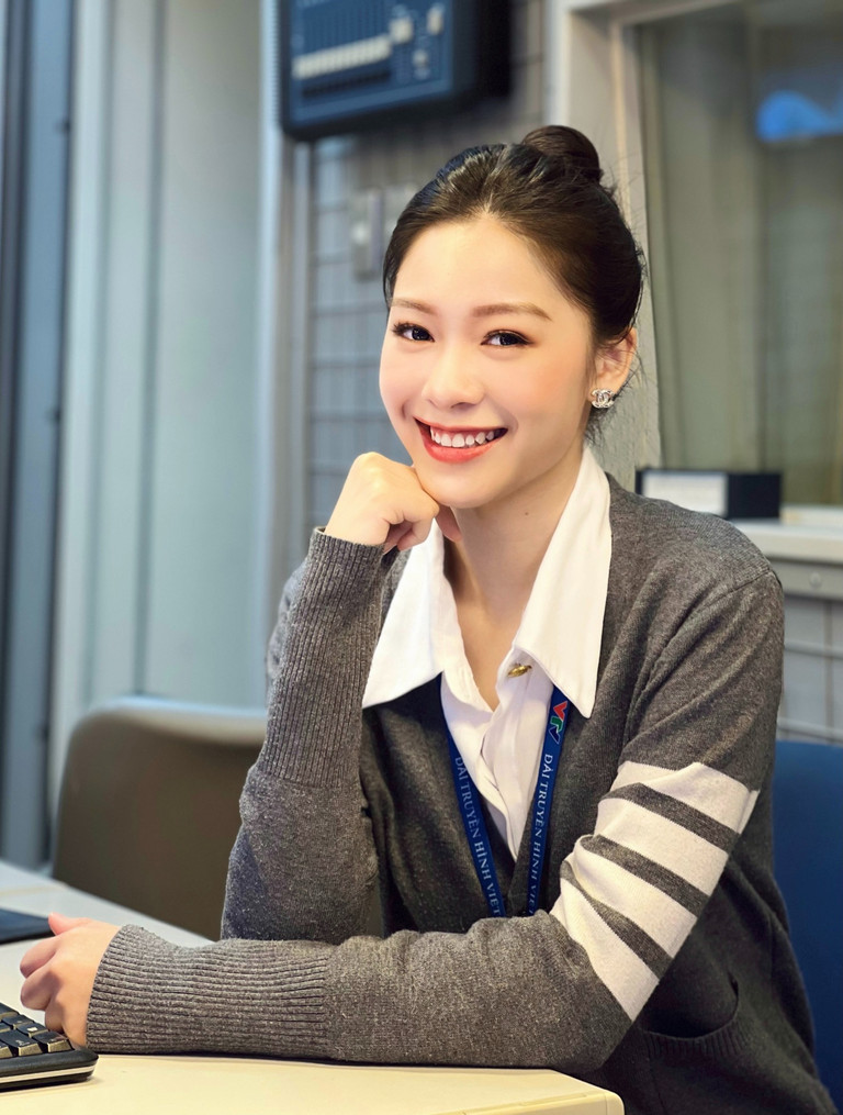 Trên trang cá nhân có hàng chục nghìn người theo dõi, MC Hạnh Quyên thường xuyên đăng ảnh tại cơ quan.