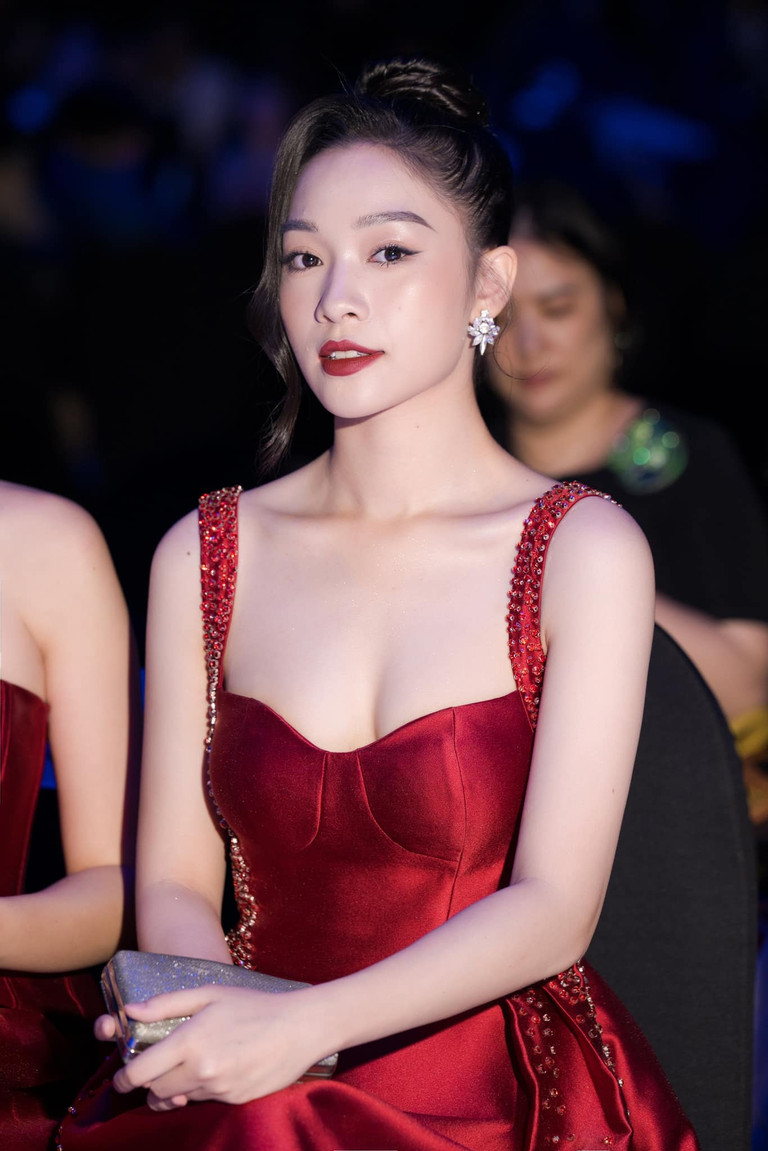 Hạnh Quyên được cho là nữ chính trong màn cầu hôn tiền tỷ bằng hơn 200 drone (phương tiện bay không người lái) ở Hà Nội "gây bão" mạng vào tháng 12/2023. Tuy nhiên, nữ MC vẫn giữ im lặng trước mọi đồn đoán.