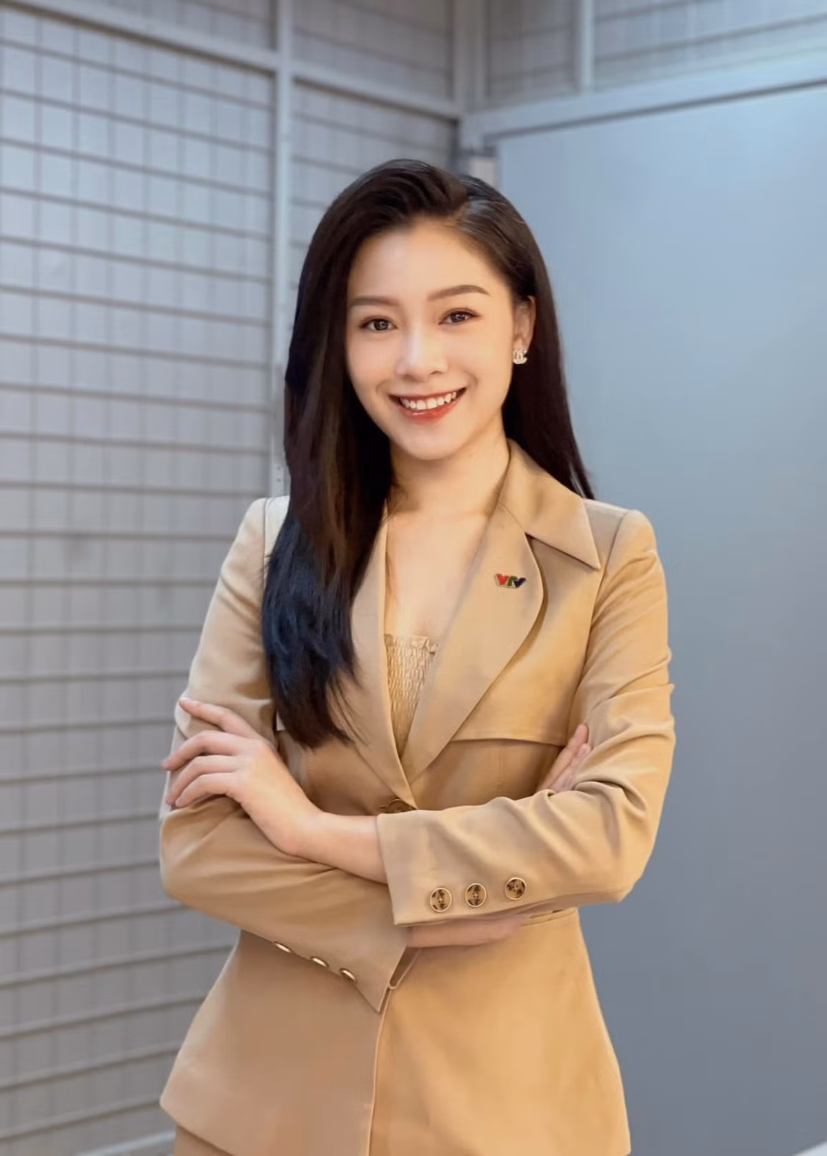 Nhan sac MC thoi tiet Hanh Quyen 'xinh nhu hoa hau' cua VTV