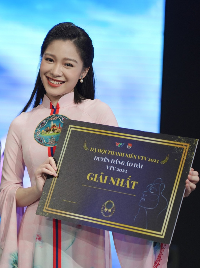 Trong cuộc thi Duyên dáng áo dài VTV 2023, Hạnh Quyên là gương mặt giành giải cao nhất. "Trải qua bao đổi thay của xã hội và thời đại, chiếc áo dài vẫn luôn là biểu tượng tuyệt đẹp của nền văn hóa dân tộc, là niềm tự hào của con người Việt Nam", Hạnh Quyên chia sẻ trên trang cá nhân.