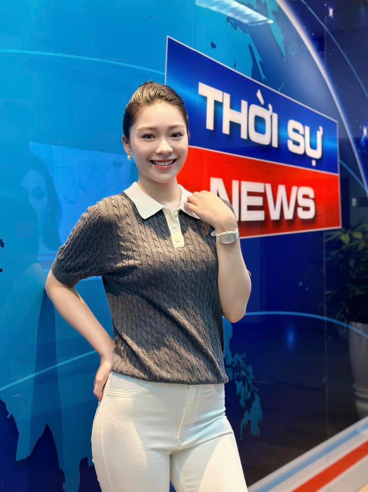 Hạnh Quyên tốt nghiệp Học viện Báo chí và Tuyên truyền. Trên trang cá nhân, cô chia sẻ hình ảnh cộng tác với VTV từ năm 2020. Hiện tại, nữ MC là gương mặt được yêu thích của khán giả yêu truyền hình.