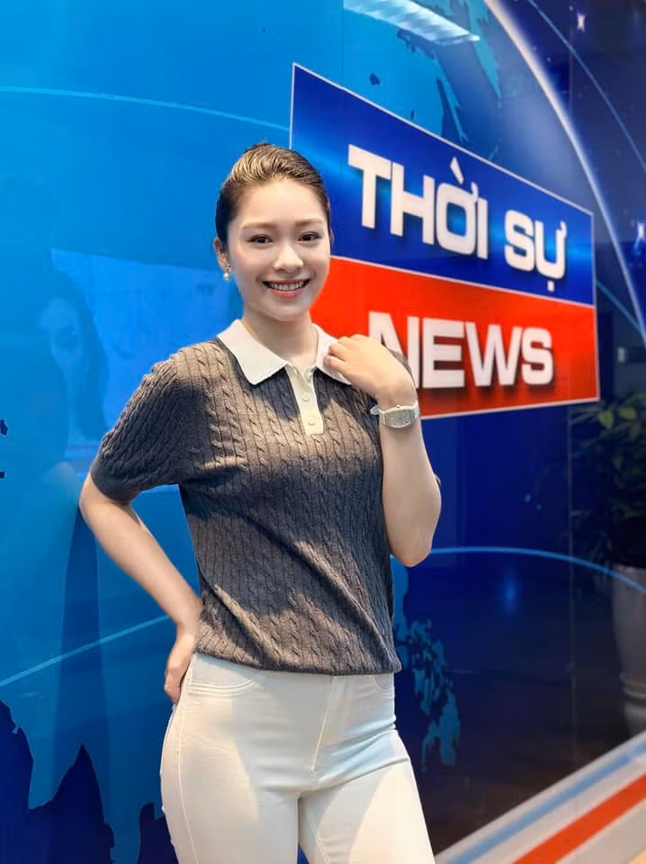 Hạnh Quyên tốt nghiệp Học viện Báo chí và Tuyên truyền. Trên trang cá nhân, cô chia sẻ hình ảnh cộng tác với VTV từ năm 2020. Hiện tại, nữ MC là gương mặt được yêu thích của khán giả yêu truyền hình.