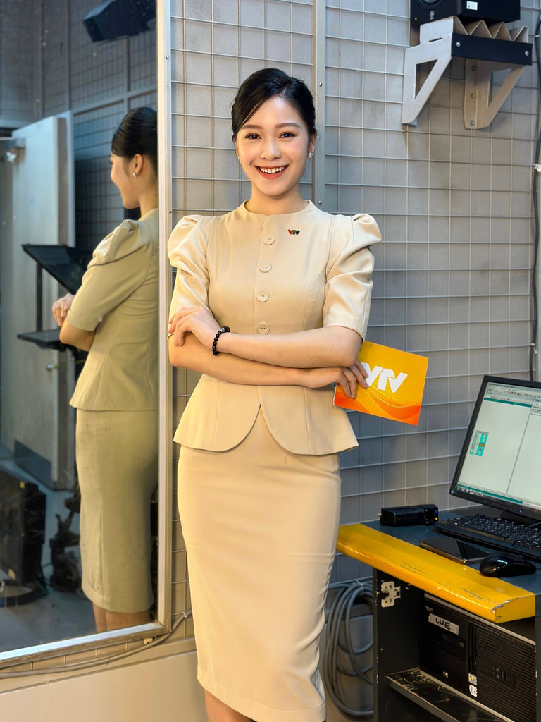 MC Hạnh Quyên (sinh năm 2001) là một trong những gương mặt nổi bật của bản tin thời tiết VTV. Cô ghi điểm nhờ ngoại hình sáng, chiều cao ấn tượng trên 1,7m cùng lối dẫn chuyên nghiệp.