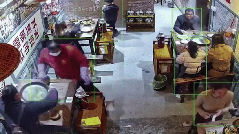 Nữ thực khách bất ngờ bị hất thẳng nồi lẩu vào mặt Nu thuc khach bat ngo bi hat thang noi lau vao mat