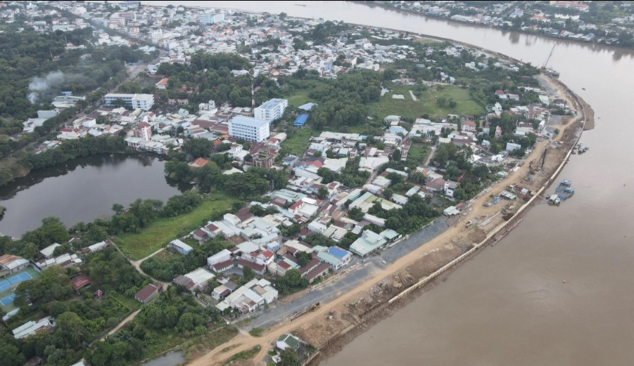 Trong dự án này sẽ xây dựng hầm chui qua cầu Hóa An có phần kín dài khoảng 40 m, tĩnh không 4,5 m và hầm hở dài khoảng 360 m, phần đường dẫn hai đầu hầm cầu dài khoảng 220 m. Tổng mức đầu tư dự án khoảng 310 tỷ đồng từ nguồn vốn ngân sách tỉnh. (Ảnh: Dân Trí).