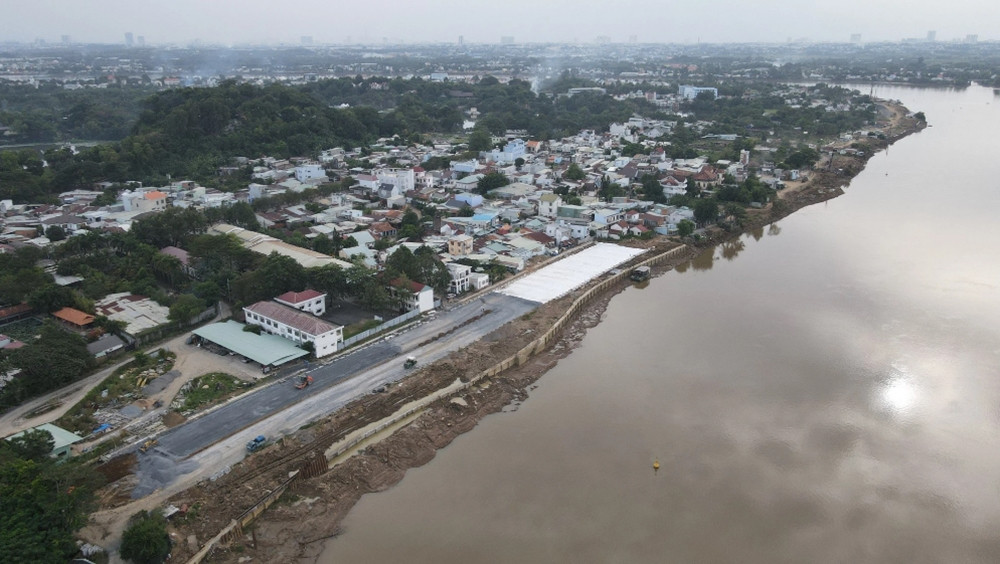 Sau hai năm thi công, tuyến đường đã dần hình thành nhưng phần diện tích vướng mặt bằng chưa được bàn giao còn khá lớn nên dự án xảy ra tình trạng “da beo”. Chủ đầu tư cho biết đến cuối tháng 11/2023, còn khoảng 30 hộ chưa phê duyệt phương án bồi thường, hỗ trợ với kinh phí chừng 20 tỷ đồng. (Ảnh: Báo Giao thông).