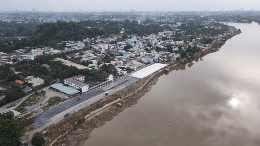 Sau hai năm thi công, tuyến đường đã dần hình thành nhưng phần diện tích vướng mặt bằng chưa được bàn giao còn khá lớn nên dự án xảy ra tình trạng “da beo”. Chủ đầu tư cho biết đến cuối tháng 11/2023, còn khoảng 30 hộ chưa phê duyệt phương án bồi thường, hỗ trợ với kinh phí chừng 20 tỷ đồng. (Ảnh: Báo Giao thông).