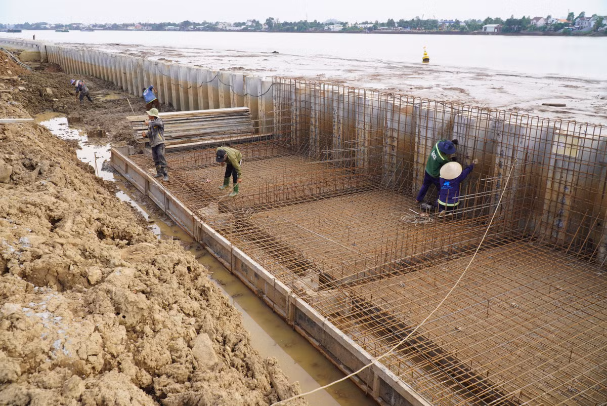 Phần kè dài 5,2 km đường sông cơ bản đã hoàn thành, hiện một số cống thoát nước đang được thi công để chuẩn bị cho việc xây công viên và đường. (Ảnh: Pháp luật TPHCM).