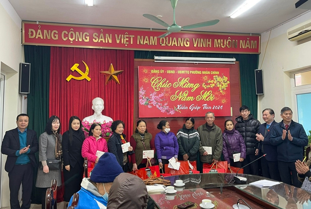 Chu tich Phan Xuan Dung tham, chuc Tet tai phuong Nhan Chinh-Hinh-2