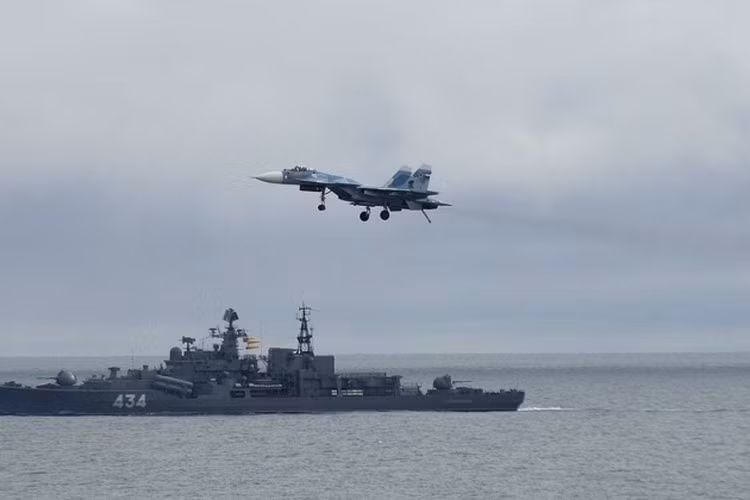 Giữa hai siêu cường quân sự này có lẽ cũng cần một nước đóng vai trò hòa giải viên để nhanh chóng hạ nhiệt căng thẳng đang có dấu hiệu gia tăng ngoài khơi bờ biển Syria.