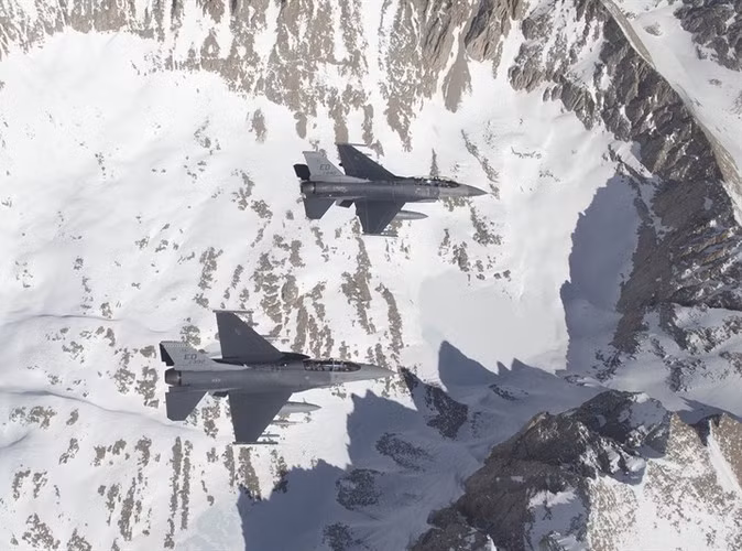 Rõ ràng radar mảng pha chủ động tạo cho chiến đấu cơ một sức mạnh mới, nhiều nhà quan sát cho rằng F-16V có khả năng tác chiến ngang ngửa với Su-35 Nga.