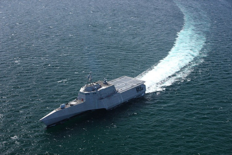 Vũ khí trang bị của tàu bao gồm hệ thống tên lửa phòng không RIM-116 có tầm bắn 12km.