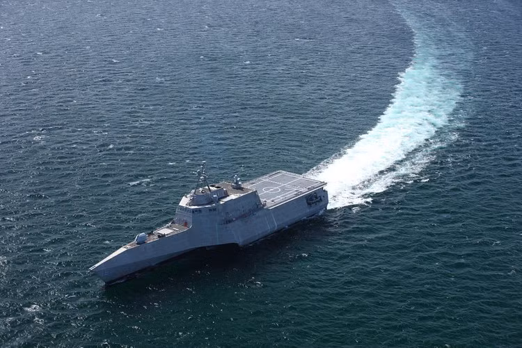 Vũ khí trang bị của tàu bao gồm hệ thống tên lửa phòng không RIM-116 có tầm bắn 12km.