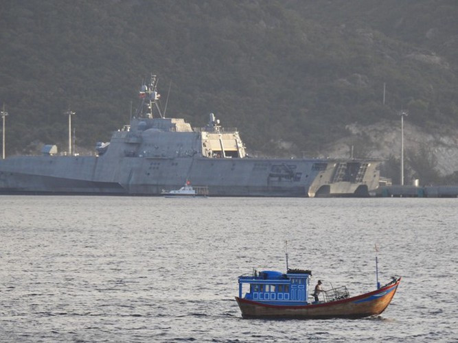Tàu USS Gabrielle Giffords cập cảng Cam Ranh lần này có một người gốc Việt, thuộc thế hệ người nhập cư đầu tiên là Kỹ thuật viên Ryan Can.