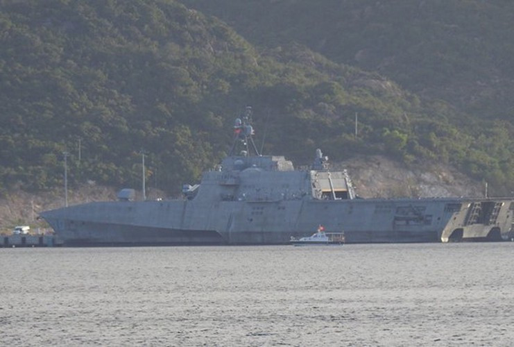 Theo một số hình ảnh ít ỏi được quân đội Mỹ đăng tải, Chỉ huy trưởng Willie Hopkins của tàu tác chiến ven bờ USS Gabrielle Giffords (LCS 10) chào đón Trung úy Gregory Storwick, Tùy viên hải quân của Đại sứ quán Mỹ tại Hà Nội khi tàu đậu ở Cam Ranh hôm 19/12/2019.