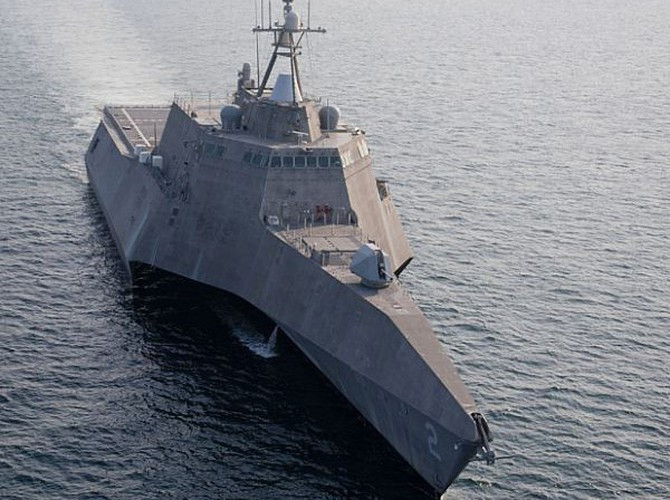 Tàu USS Gabrielle Giffords thuộc lớp Independence được thiết kế đặc biệt với 3 thân dùng trong các cuộc hành quân đổ bộ.