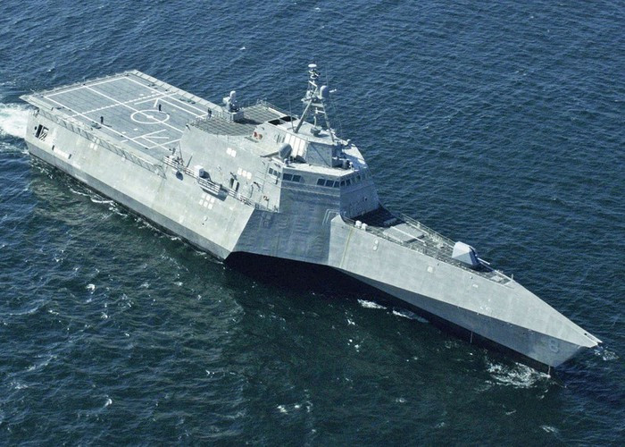 Ngoài trực thăng chống ngầm SH-60, tàu chiến này còn mang theo cả trực thăng trinh sát không người lái MQ-8.