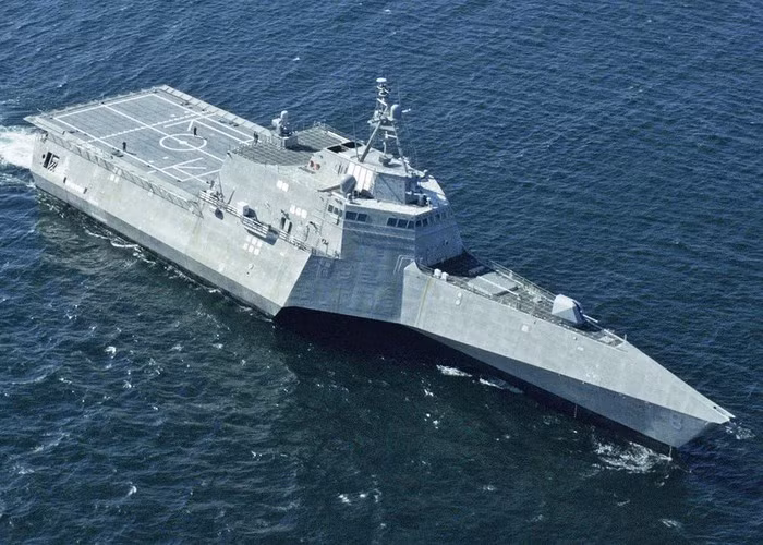 Ngoài trực thăng chống ngầm SH-60, tàu chiến này còn mang theo cả trực thăng trinh sát không người lái MQ-8.