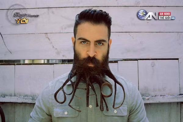 Một trong những tạo hình râu độc đáo của Webb.