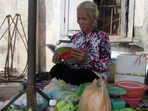 Bà Hoa tranh thủ học những lúc không có khách.