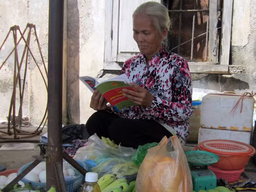 Bà Hoa tranh thủ học những lúc không có khách.