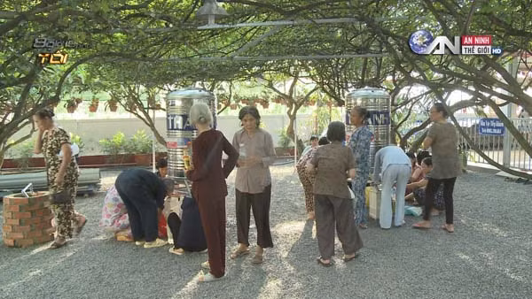 Bệnh nhân đến đây chữa bệnh chỉ ngồi và uống nước lọc.