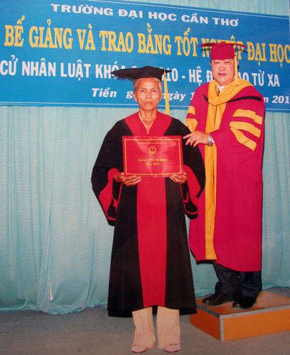 Bà Hoa trong ngày nhận bằng tốt nghiệp.
