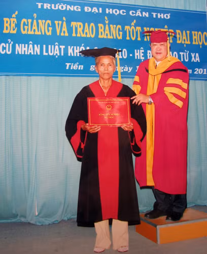 Bà Hoa trong ngày nhận bằng tốt nghiệp.
