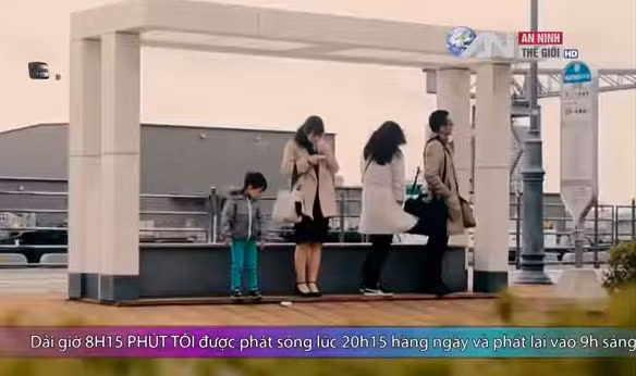 Những em bé được thử phản ứng khi thấy người khác rơi ví.