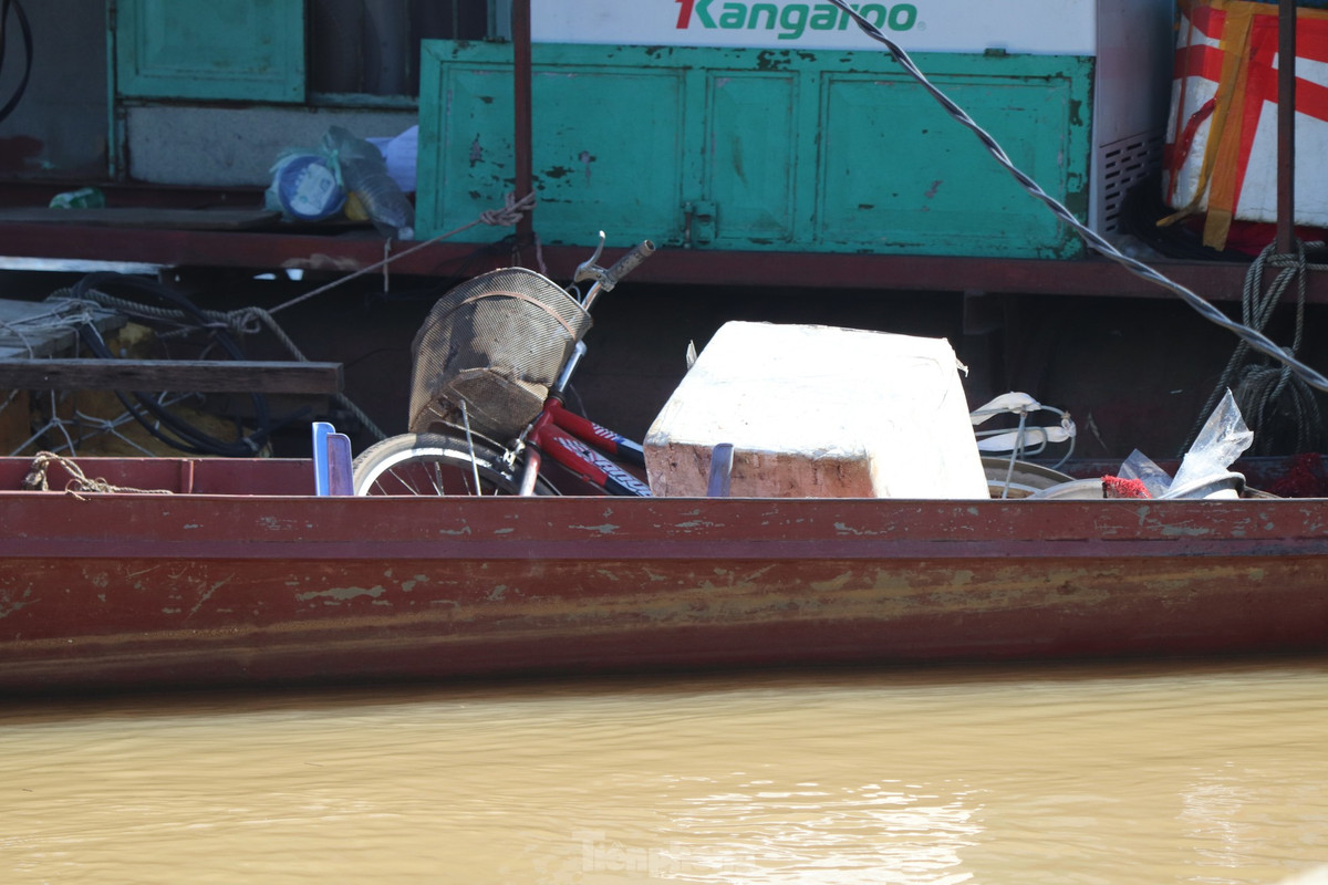 Cũng theo ông Bình, chính quyền phường đã phân bổ lực lượng hỗ trợ người dân di chuyển tài sản đến nơi an toàn, gia cố lại nhà bè và neo đậu sát bờ hơn. Đối với các trường hợp không nghe theo chỉ đạo, lực lượng chức năng có thể sử dụng cả biện pháp cưỡng chế. Việc đảm bảo an toàn cho tính mạng và tài sản của người dân được đặt lên hàng đầu.