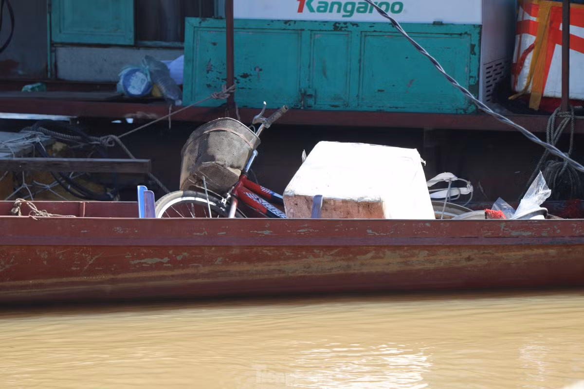 Cũng theo ông Bình, chính quyền phường đã phân bổ lực lượng hỗ trợ người dân di chuyển tài sản đến nơi an toàn, gia cố lại nhà bè và neo đậu sát bờ hơn. Đối với các trường hợp không nghe theo chỉ đạo, lực lượng chức năng có thể sử dụng cả biện pháp cưỡng chế. Việc đảm bảo an toàn cho tính mạng và tài sản của người dân được đặt lên hàng đầu.