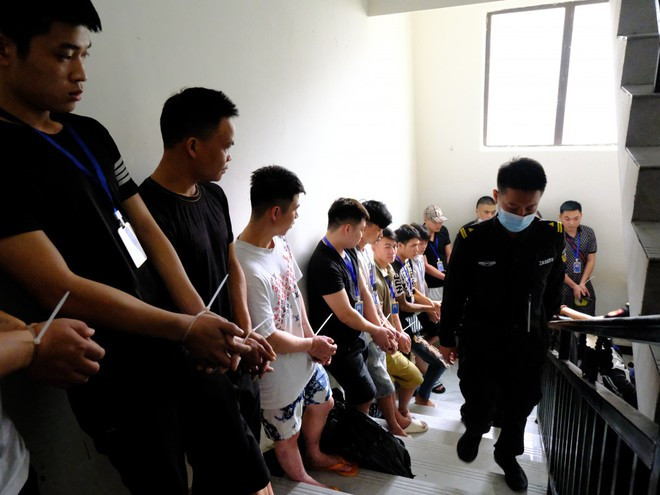 Các đối tượng bỏ chạy theo đường cầu thang bộ của toà nhà nhưng bị bắt giữ ngay sau đó