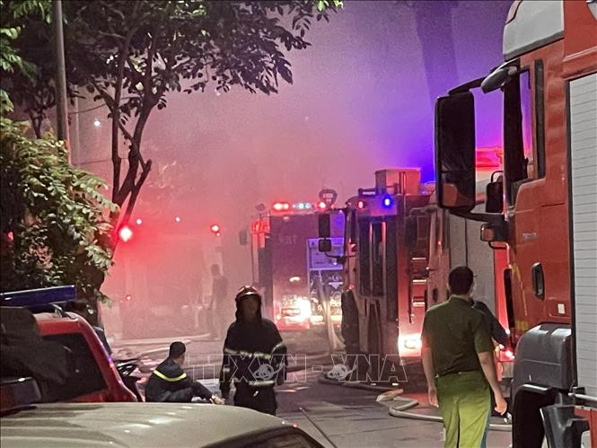 Ngọn lửa bùng phát dữ dội từ bên trong ngôi nhà đang trong quá trình sửa chữa, cải tạo, nhanh chóng bao trùm toàn bộ căn nhà và nguy cơ lan rộng ra các khu vực lân cận. Hiện trường vụ cháy. Ảnh: Minh Quyết/TTXVN