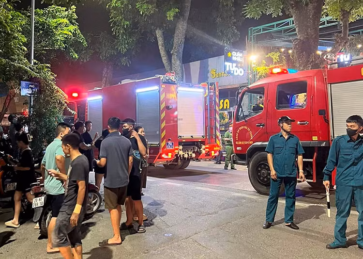 Theo thông tin ban đầu từ chỉ huy Công an phường Trúc Bạch, do ngôi nhà chứa nhiều vật liệu dễ cháy như gỗ, sơn và các chất liệu xây dựng khác, nên ngọn lửa đã nhanh chóng bùng phát và tạo ra cột khói đen dày đặc, bao phủ cả góc trời.