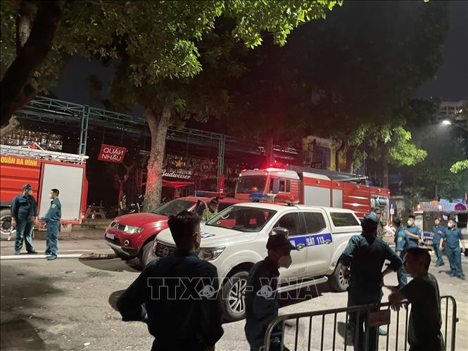 Đến 19 giờ 20 phút, lực lượng chức năng đã huy động gần 10 xe chữa cháy, cùng nhiều thiết bị chuyên dụng để dập lửa. Các chiến sĩ Cảnh sát PCCC đã không ngừng nỗ lực, triển khai nhiều phương án chữa cháy khác nhau nhằm khống chế ngọn lửa, ngăn chặn không cho cháy lan rộng ra các nhà dân xung quanh. Lực lượng PCCC huy động 10 xe chữa cháy đến hiện trường. Ảnh: Minh Quyết/TTXVN
