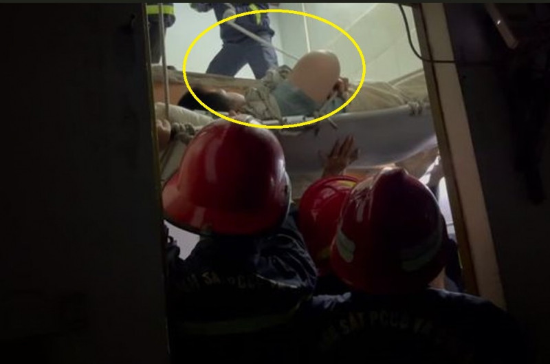 Cảnh sát giải cứu thanh niên hơn 100kg suy tim, mắc kẹt trên gác Canh sat giai cuu thanh nien hon 100kg suy tim, mac ket tren gac