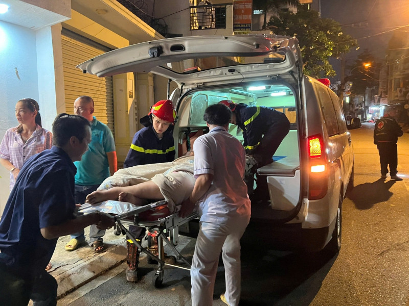 Cảnh sát giải cứu thanh niên hơn 100kg suy tim, mắc kẹt trên gác - Hình 2 Canh sat giai cuu thanh nien hon 100kg suy tim, mac ket tren gac-Hinh-2