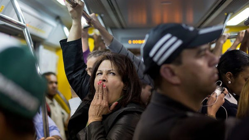  Lý do tại sao con người lại "lây" ngáp?: Ngáp là một hành động có thể xảy ra với bạn hàng ngày, nhưng các nhà khoa học vẫn chưa chắc chắn lý do tại sao. Gần đây, cộng đồng khoa học nghiên cứu rằng đây là một hành vi điều nhiệt làm mát não, nhưng chức năng sinh học thực sự của nó vẫn chưa rõ ràng. Hơn nữa, các nhà khoa học không hoàn toàn chắc chắn tại sao nó dễ lây lan giữa các động vật xã hội, chẳng hạn như con người. Một nghiên cứu năm 2005 được công bố trên Nghiên cứu về não nhận thức cho thấy các mạng trong não của bạn chịu trách nhiệm về sự đồng cảm và các kỹ năng xã hội được kích hoạt khi bạn nhìn thấy ai đó ngáp. Các nhà nghiên cứu cũng đã quan sát thấy tinh tinh có thể "bắt chước" ngáp từ con người.